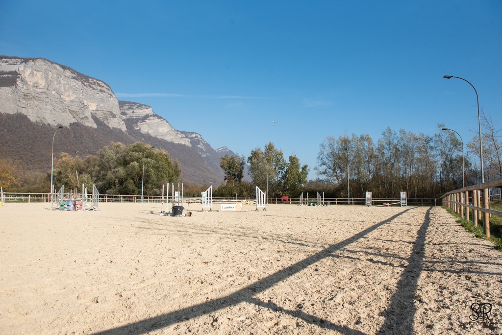 Une carrière 50m X 70m, revêtement Bord Sol, refaite à neuf début 2017. Eclairage et arrosage automatique.