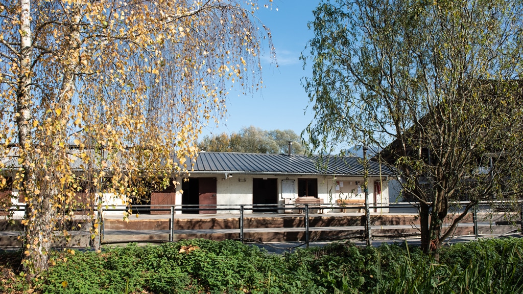 Un club house avec poêle à bois, micro-onde et réfrigérateur, machine à cafés, boissons fraîches et friandises.