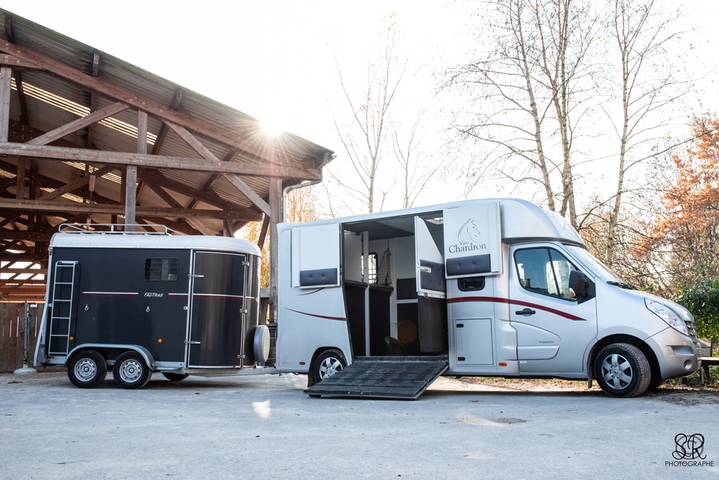 Matériel transport chevaux : un VL carrossé Chardron 2 places, un van Fautras 2 places obliques