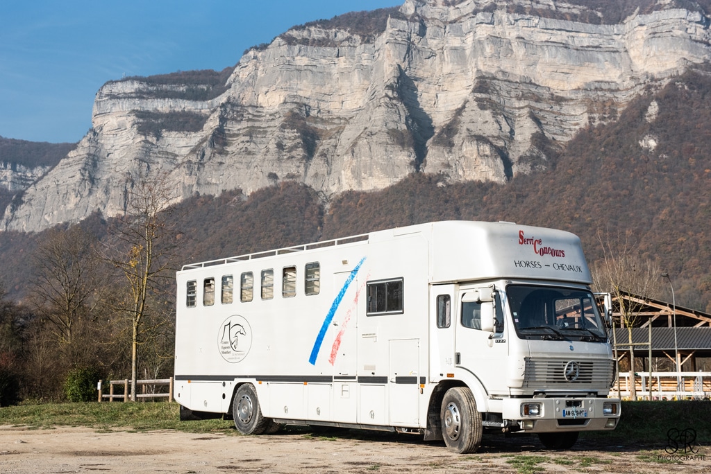 Matériel transport chevaux : camion Mercedes carrossé Chardron 8 places